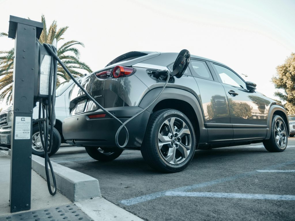 Assurance auto 2026 : les voitures électriques coûtent plus cher – explications et solutions